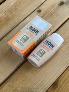 ضدآفتاب رنگی فیوژن واتر مجیک ایزدین SPF50 (رنگ لایت)