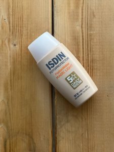 ضدآفتاب رنگی فیوژن واتر مجیک ایزدین SPF50 (رنگ لایت)