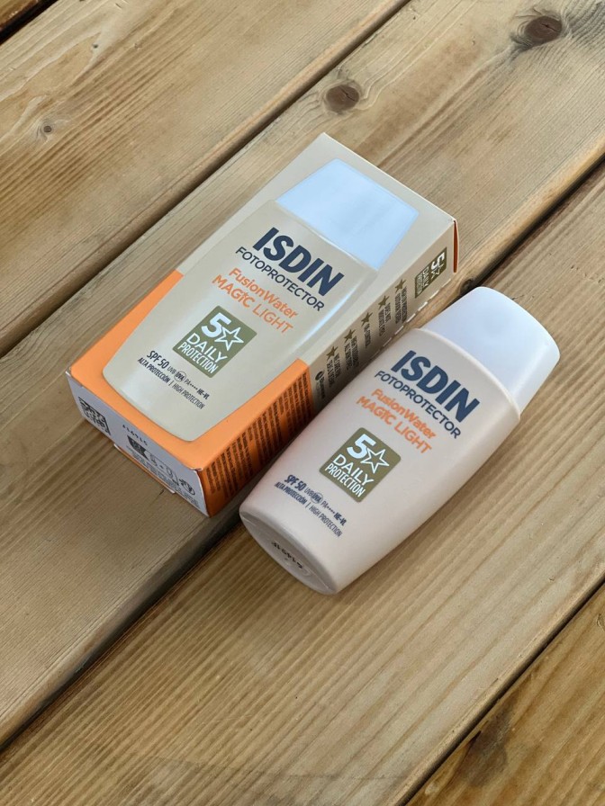 ضدآفتاب رنگی فیوژن واتر مجیک ایزدین SPF50 (رنگ لایت)